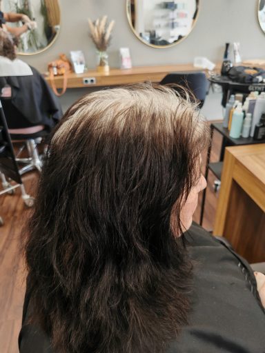 Von Schwarz auf Blond haarschonend